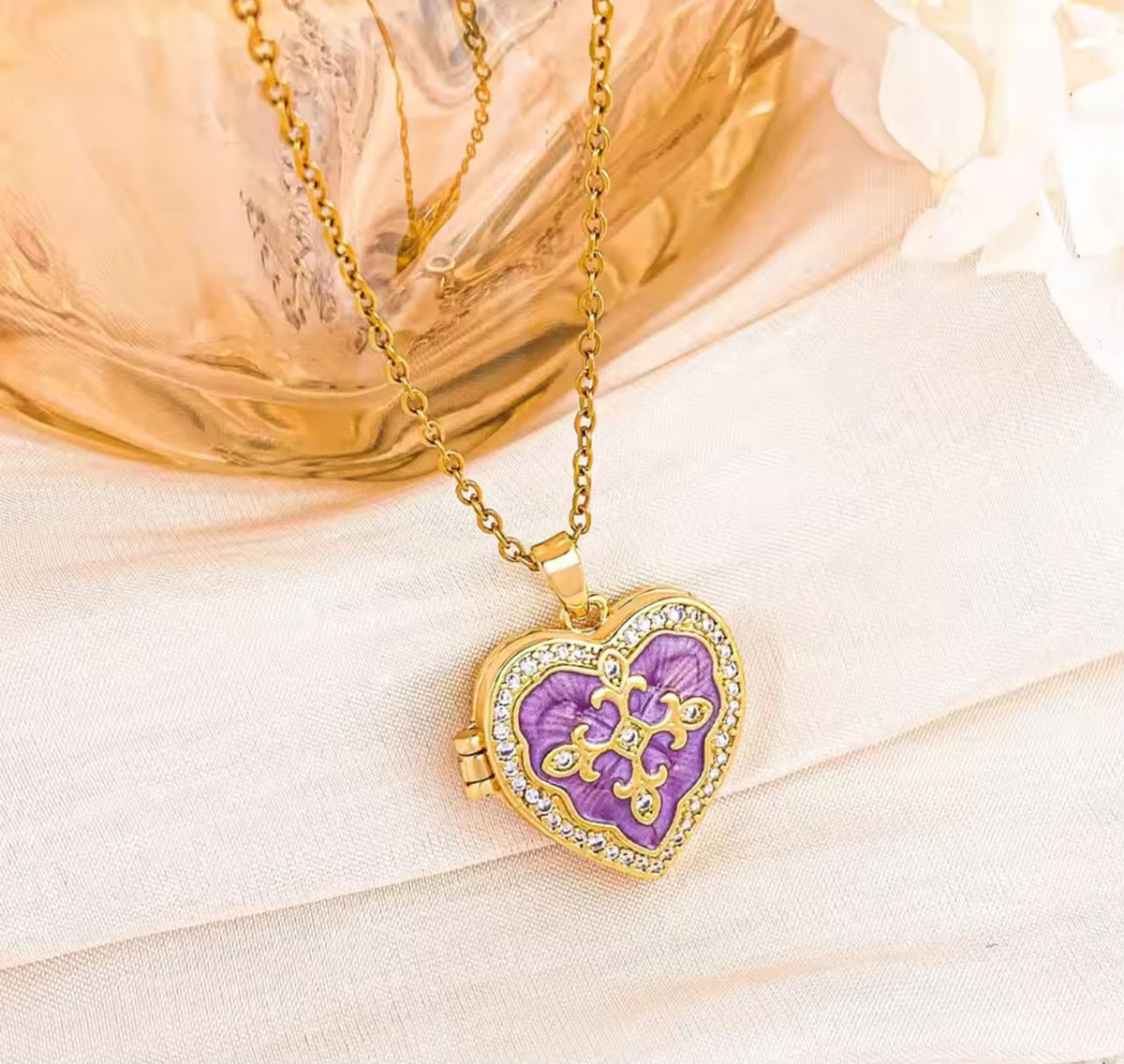 Heart Shaped Locket Necklace – Elegant Gold Pendant