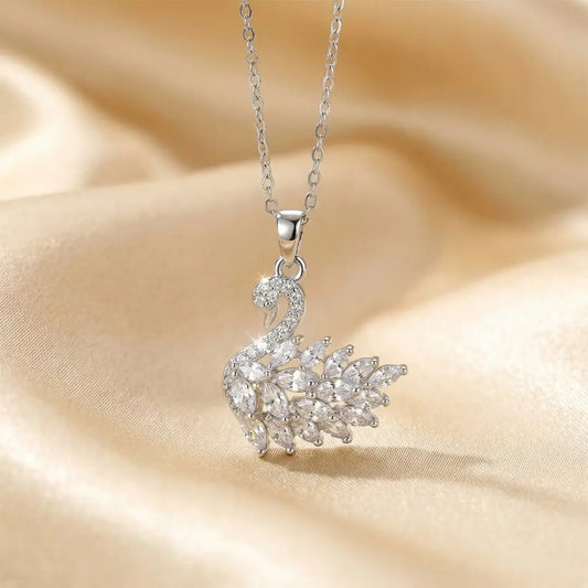 Collar de cisne viral bañado en plata