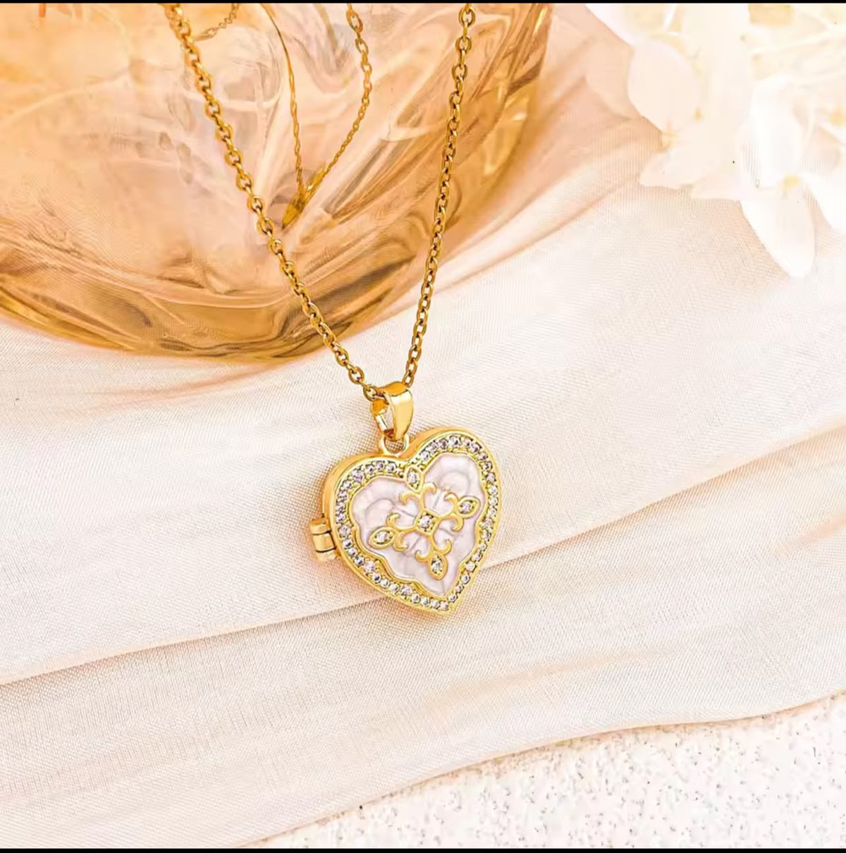Heart Shaped Locket Necklace – Elegant Gold Pendant